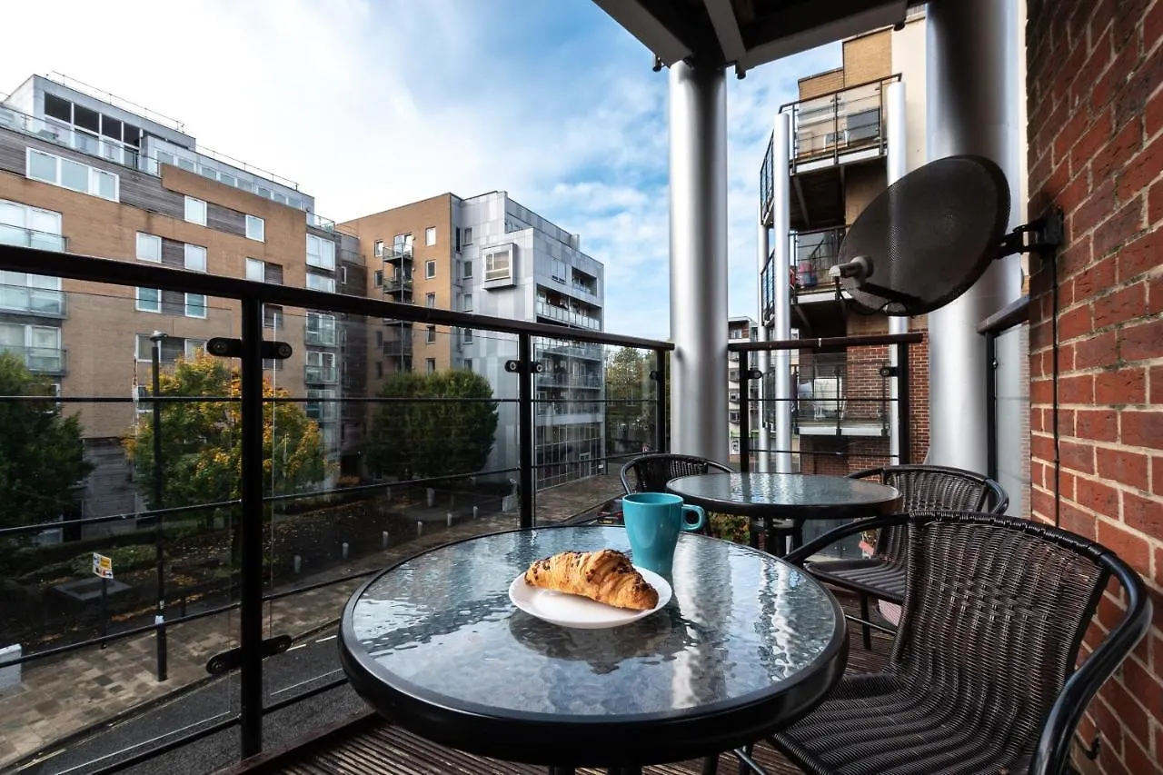Spacious 2-Bed, 2-Bath Flat - Central Southampton Location!
