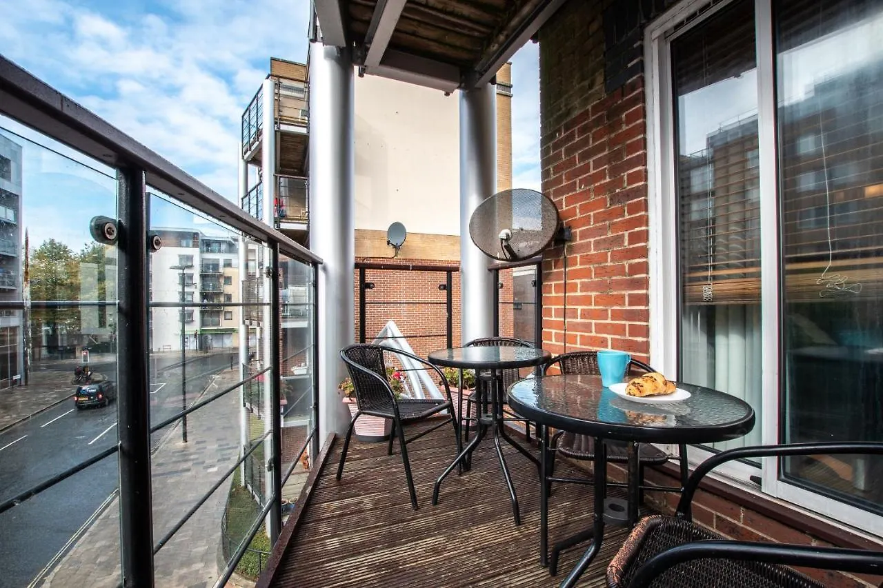 Spacious 2-Bed, 2-Bath Flat - Central Southampton Location! Apartment